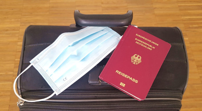 Maskenpflicht in Flugzeugen: Deutschlands Alleingang fehlt sachliche Grundlage Koffer. Maske, Reisepass