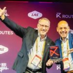 Flughafengeschäftsführer Dr. Michael Hupe (links) und Vertriebsleiter Christian Käser nahmen den Award auf der Routes World in Las Vegas entgegen.