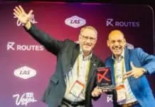 Flughafengeschäftsführer Dr. Michael Hupe (links) und Vertriebsleiter Christian Käser nahmen den Award auf der Routes World in Las Vegas entgegen.