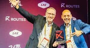 Flughafengeschäftsführer Dr. Michael Hupe (links) und Vertriebsleiter Christian Käser nahmen den Award auf der Routes World in Las Vegas entgegen.