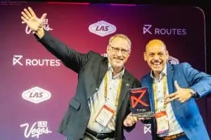 Routes World Award in Las Vegas Flughafengeschäftsführer Dr. Michael Hupe (links) und Vertriebsleiter Christian Käser nahmen den Award auf der Routes World in Las Vegas entgegen.