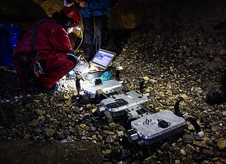 Vorbereitung zur Erkundungstour des Rovers: Das Team bereitet den DLR-Rover-Scout auf seine Erkundungsfahrt vor.