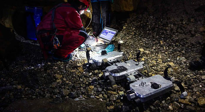 Mondforschung: Krabbelroboter unter der Erde Vorbereitung zur Erkundungstour des Rovers: Das Team bereitet den DLR-Rover-Scout auf seine Erkundungsfahrt vor.