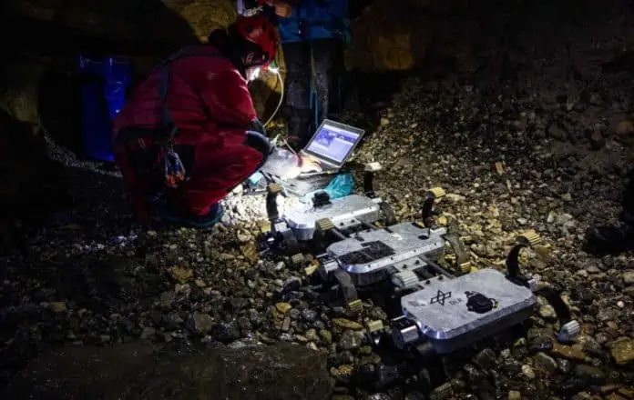Vorbereitung zur Erkundungstour des Rovers: Das Team bereitet den DLR-Rover-Scout auf seine Erkundungsfahrt vor.