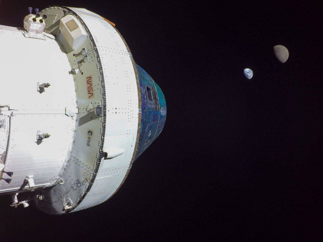 Artemis I: Orion blickt auf Erde und Mond