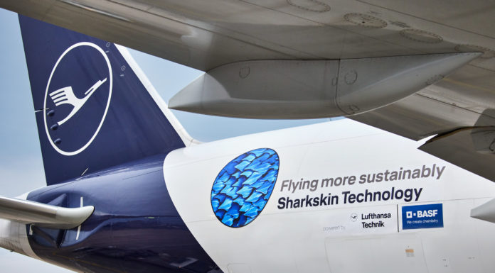Lufthansa überzieht Flugzeuge mit AeroSHARK Haifischhaut Lufthansa klebt Oberflächenfilm AeroSHARK auf die Außenhaut der Flugzeuge