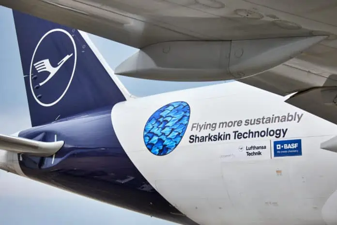 Lufthansa klebt Oberflächenfilm AeroSHARK auf die Außenhaut der Flugzeuge