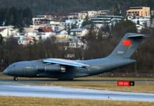 Militärflugzeug Xian Y-20 aus China am Flughafen Innsbruck gelandet Militärisches Transportflugzeug Xian Y-20 der China Air Force am Flughafen Innsbruck gelandet