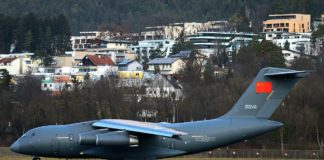 Militärisches Transportflugzeug Xian Y-20 der China Air Force am Flughafen Innsbruck gelandet