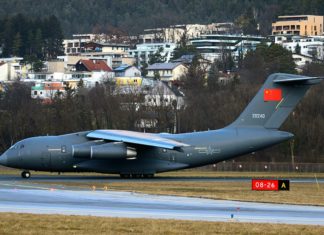 Militärisches Transportflugzeug Xian Y-20 der China Air Force am Flughafen Innsbruck gelandet
