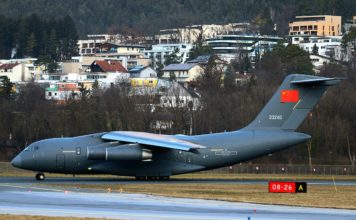 Militärisches Transportflugzeug Xian Y-20 der China Air Force am Flughafen Innsbruck gelandet