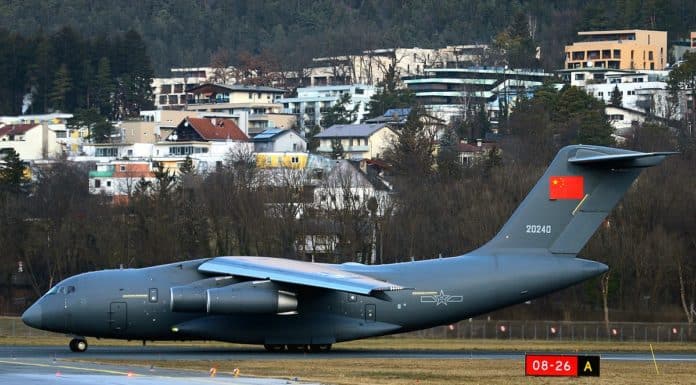 Militärflugzeug Xian Y-20 aus China am Flughafen Innsbruck gelandet Militärisches Transportflugzeug Xian Y-20 der China Air Force am Flughafen Innsbruck gelandet