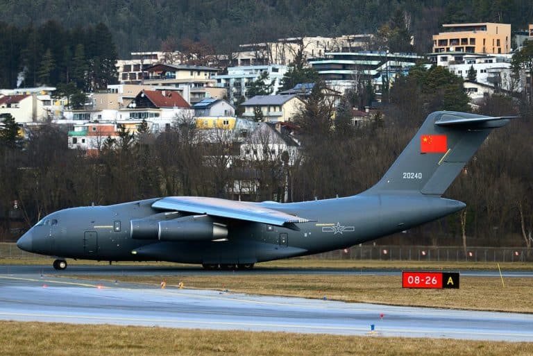 Militärisches Transportflugzeug Xian Y-20 der China Air Force am Flughafen Innsbruck gelandet