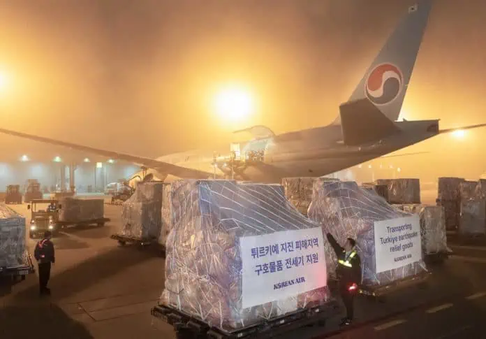 Korean Air liefert Hilfsgüter für Erdbebenopfer in die Türkei