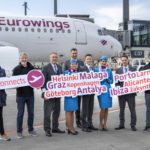 Rechtzeitig zum Ferienstart hat Eurowings sein Angebot am BER verdoppelt. Vertreter der Eurowings-Basis und des BER begrüßen eine Crew vor dem Flug zu einem der 30 Ziele, die die Airline ab sofort mit dem BER verbindet.