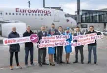 Rechtzeitig zum Ferienstart hat Eurowings sein Angebot am BER verdoppelt. Vertreter der Eurowings-Basis und des BER begrüßen eine Crew vor dem Flug zu einem der 30 Ziele, die die Airline ab sofort mit dem BER verbindet.