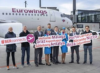 Rechtzeitig zum Ferienstart hat Eurowings sein Angebot am BER verdoppelt. Vertreter der Eurowings-Basis und des BER begrüßen eine Crew vor dem Flug zu einem der 30 Ziele, die die Airline ab sofort mit dem BER verbindet.