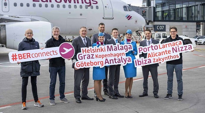 Eurowings verdoppelt Flugangebot ab BER Rechtzeitig zum Ferienstart hat Eurowings sein Angebot am BER verdoppelt. Vertreter der Eurowings-Basis und des BER begrüßen eine Crew vor dem Flug zu einem der 30 Ziele, die die Airline ab sofort mit dem BER verbindet.