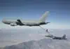 Die KC-46A von Boeing, die hier beim Betanken einer F-15 gezeigt wird, wird ihre fortschrittlichen Kommunikationsfähigkeiten durch einen von der US Air Force vergebenen Block-1-Upgrade-Vertrag weiter verbessern.