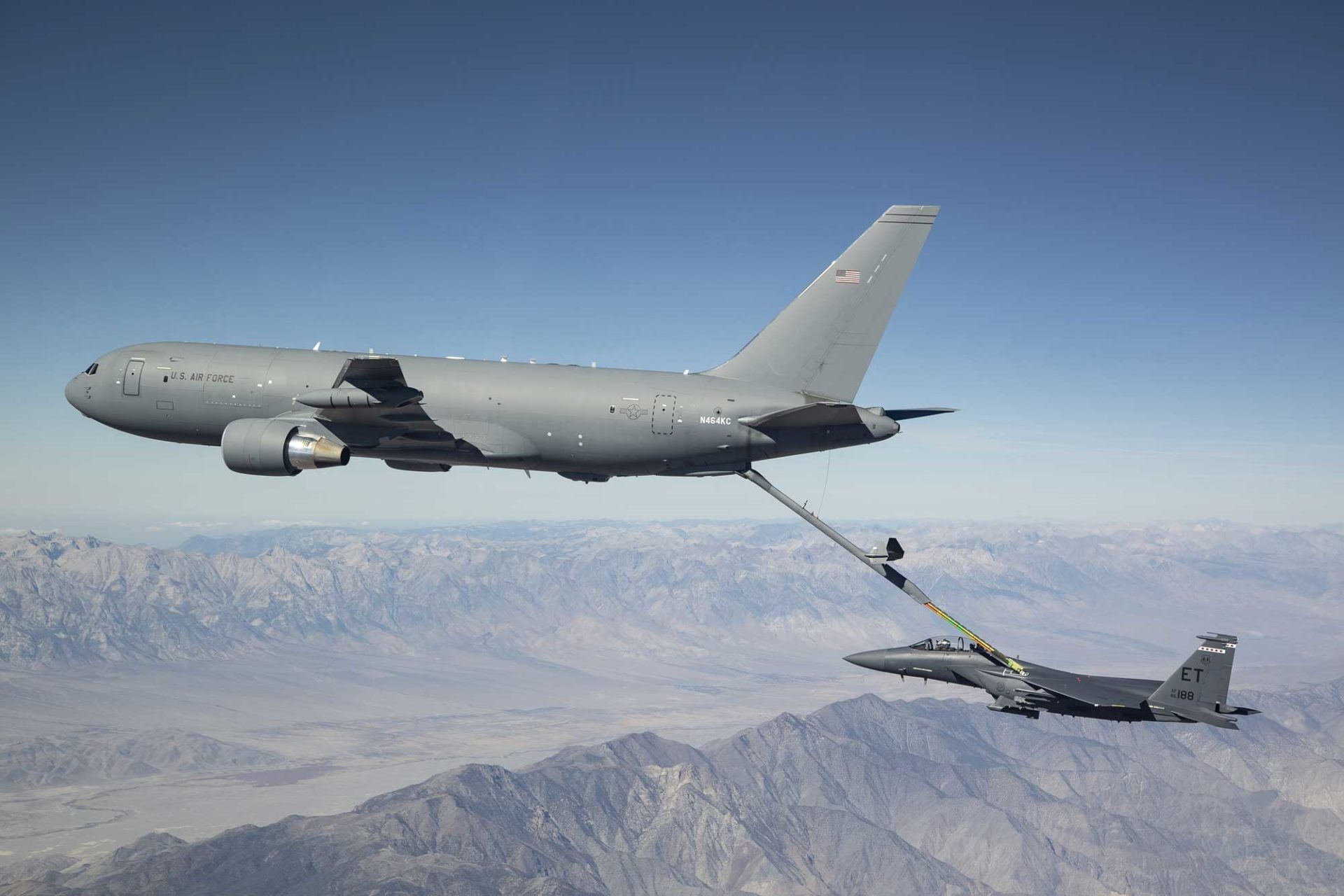 Die KC-46A von Boeing, die hier beim Betanken einer F-15 gezeigt wird, wird ihre fortschrittlichen Kommunikationsfähigkeiten durch einen von der US Air Force vergebenen Block-1-Upgrade-Vertrag weiter verbessern.