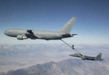 Die KC-46A von Boeing, die hier beim Betanken einer F-15 gezeigt wird, wird ihre fortschrittlichen Kommunikationsfähigkeiten durch einen von der US Air Force vergebenen Block-1-Upgrade-Vertrag weiter verbessern.