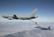 Die KC-46A von Boeing, die hier beim Betanken einer F-15 gezeigt wird, wird ihre fortschrittlichen Kommunikationsfähigkeiten durch einen von der US Air Force vergebenen Block-1-Upgrade-Vertrag weiter verbessern.