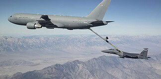 Die KC-46A von Boeing, die hier beim Betanken einer F-15 gezeigt wird, wird ihre fortschrittlichen Kommunikationsfähigkeiten durch einen von der US Air Force vergebenen Block-1-Upgrade-Vertrag weiter verbessern.