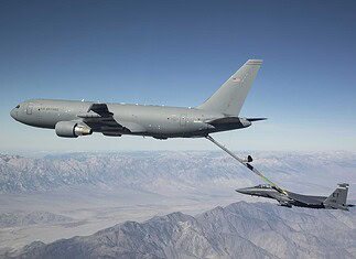 Die KC-46A von Boeing, die hier beim Betanken einer F-15 gezeigt wird, wird ihre fortschrittlichen Kommunikationsfähigkeiten durch einen von der US Air Force vergebenen Block-1-Upgrade-Vertrag weiter verbessern.