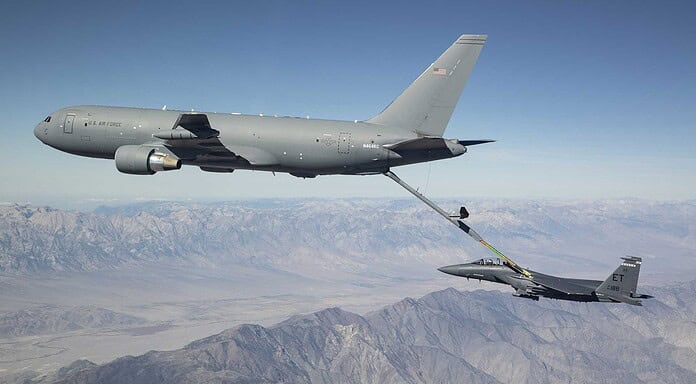 Boeing erhält Upgrade-Auftrag für KC-46A der US Air Force Die KC-46A von Boeing, die hier beim Betanken einer F-15 gezeigt wird, wird ihre fortschrittlichen Kommunikationsfähigkeiten durch einen von der US Air Force vergebenen Block-1-Upgrade-Vertrag weiter verbessern.