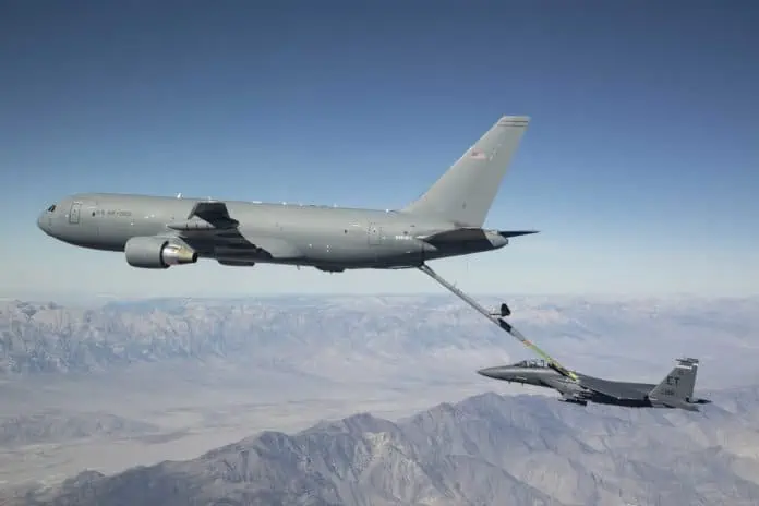 Boeing KC46A mit F15 Die KC-46A von Boeing, die hier beim Betanken einer F-15 gezeigt wird, wird ihre fortschrittlichen Kommunikationsfähigkeiten durch einen von der US Air Force vergebenen Block-1-Upgrade-Vertrag weiter verbessern.