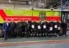 Flughafen-Geschäftsführer Roland Hüser, Kreisbrandmeister Elmar Keuter, Leitstellen-Leiter Tobias Starke, Rettungsdienst-Leiter Stefan Kaiser und der Ärztliche Leiter des Rettungsdienstes Ingo Christiansen (von links) gratulieren einigen Teilnehmern mit dem Leiter der Flughafen-Feuerwehr Roland Kempkensteffen (rechts) zur erfolgreichen Ausbildung als Notfallhelfer NRW.