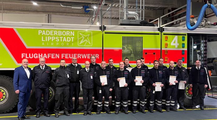 Feuerwehr am Flughafen Paderborn/Lippstadt hat 40 neue Notfallhelfer Flughafen-Geschäftsführer Roland Hüser, Kreisbrandmeister Elmar Keuter, Leitstellen-Leiter Tobias Starke, Rettungsdienst-Leiter Stefan Kaiser und der Ärztliche Leiter des Rettungsdienstes Ingo Christiansen (von links) gratulieren einigen Teilnehmern mit dem Leiter der Flughafen-Feuerwehr Roland Kempkensteffen (rechts) zur erfolgreichen Ausbildung als Notfallhelfer NRW.