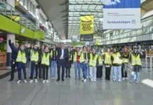 Dortmund Airport, Terminal Flughafen, Girls Day, Ralf Rademacher (links), 16 Schülerinnen, Ludger van Bebber (Mitte)