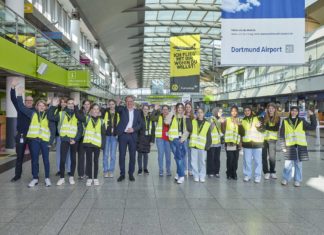 Dortmund Airport, Terminal Flughafen, Girls Day, Ralf Rademacher (links), 16 Schülerinnen, Ludger van Bebber (Mitte)