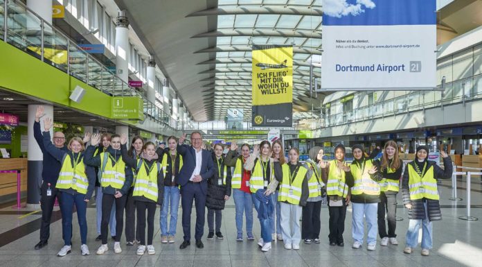Girls’ Day am Flughafen Dortmund Dortmund Airport, Terminal Flughafen, Girls Day, Ralf Rademacher (links), 16 Schülerinnen, Ludger van Bebber (Mitte)
