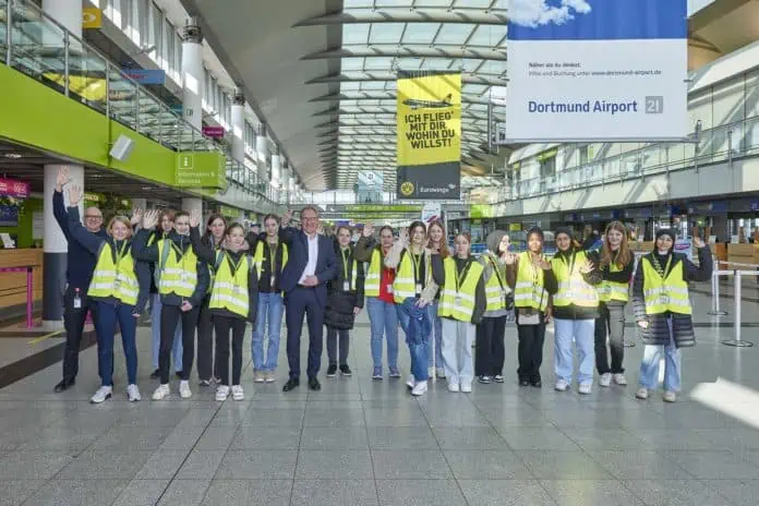 Dortmund Airport, Terminal Flughafen, Girls Day, Ralf Rademacher (links), 16 Schülerinnen, Ludger van Bebber (Mitte)