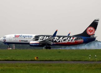 SunExpress Boeing 737 in unverkennbarer Sonderlackierung des offiziellen Airline-Partners Eintracht Frankfurt