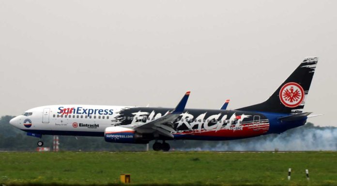 SunExpress fliegt Eintracht Frankfurt zum Pokalfinale SunExpress Boeing 737 in unverkennbarer Sonderlackierung des offiziellen Airline-Partners Eintracht Frankfurt