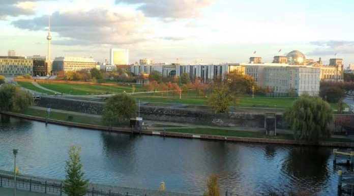 Klimaschützer besprühen Privatflieger am Flughafen Sylt Berliner Büro der German Business Aviation Association e.V. (GBAA) und Interessengemeinschaft der regionalen Flugplätze e.V.