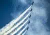 5 kleine Flugzeuge im Himmel, die im Rahmen einer Kunstflugshow fliegen