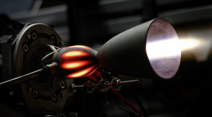 Treibstoffe für die Raumfahrt: Umweltfreundliche Alternativen zu Hydrazin HyNOx Triebwerk beim Heißlauf unter Umgebungsbedingungen