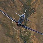 Beechcraft T-6C über Terrain