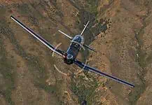 Beechcraft T-6C über Terrain