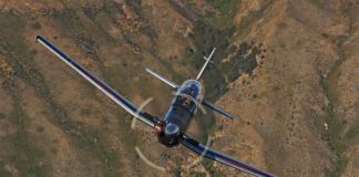 Beechcraft T-6C über Terrain