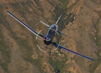 Beechcraft T-6C über Terrain