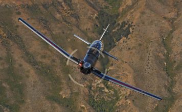 Beechcraft T-6C über Terrain