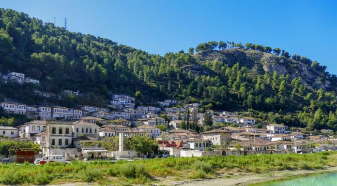 Mundo Reisen startet ab Flughafen Paderborn/Lippstadt nach Albanien Berat (Albanien)