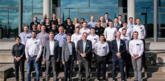 Gruppenfoto der Jury und Studierenden der DLR Design Challenge 2023