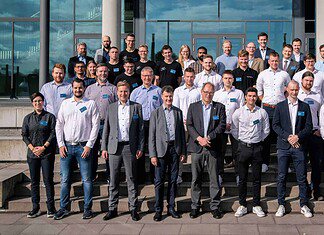 Gruppenfoto der Jury und Studierenden der DLR Design Challenge 2023