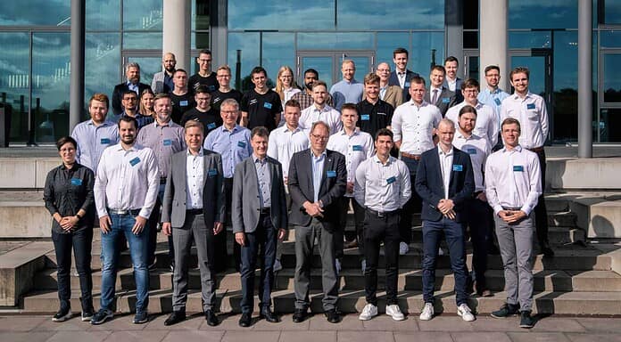 DLR Design Challenge: Flugzeug zur Wiederherstellung der Internetversorgung Gruppenfoto der Jury und Studierenden der DLR Design Challenge 2023